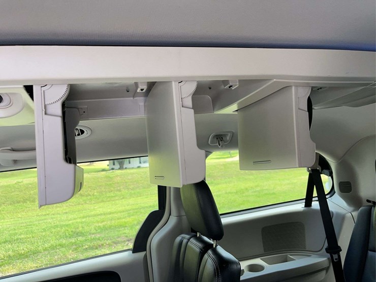 2012-chrysler-town-&-country-image-15