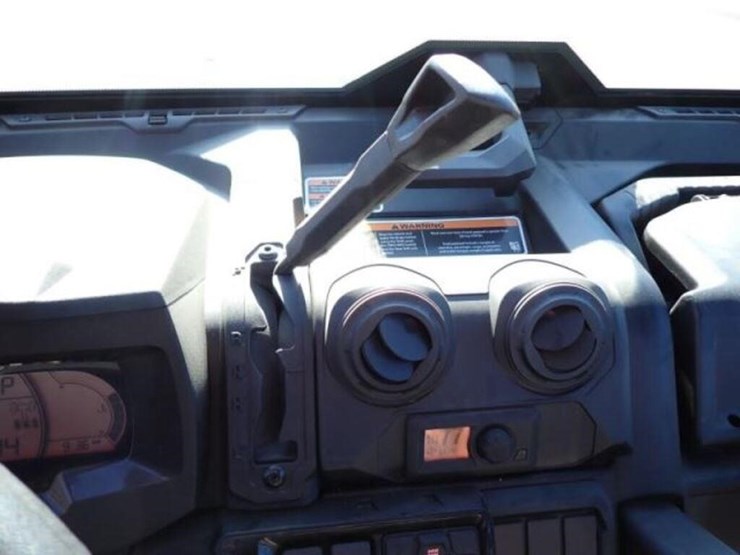 2022-can-am-defender-limited-hd10-4x4-side-by-side-image-13