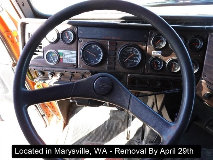 2001-freightliner-fld120-image-19