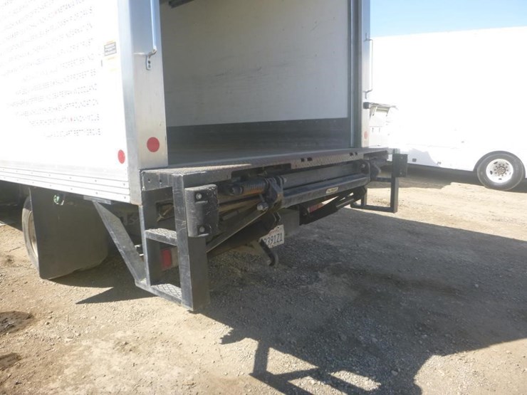 2016-isuzu-nqr-image-9