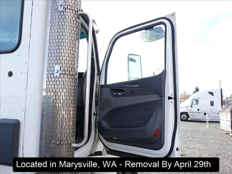 2015-peterbilt-567-image-14