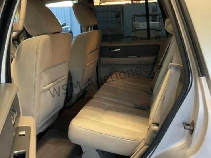 2011-ford-expedition-image-24