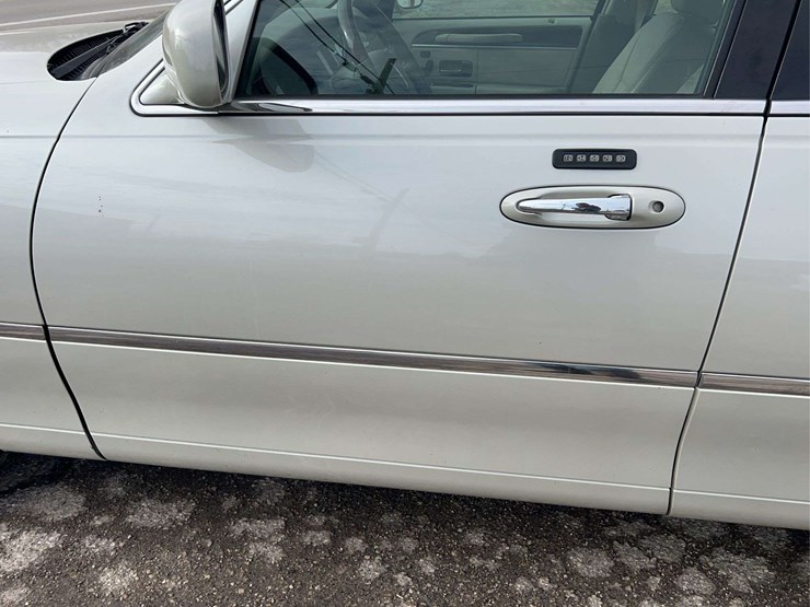 2005-lincoln-town-car-image-20