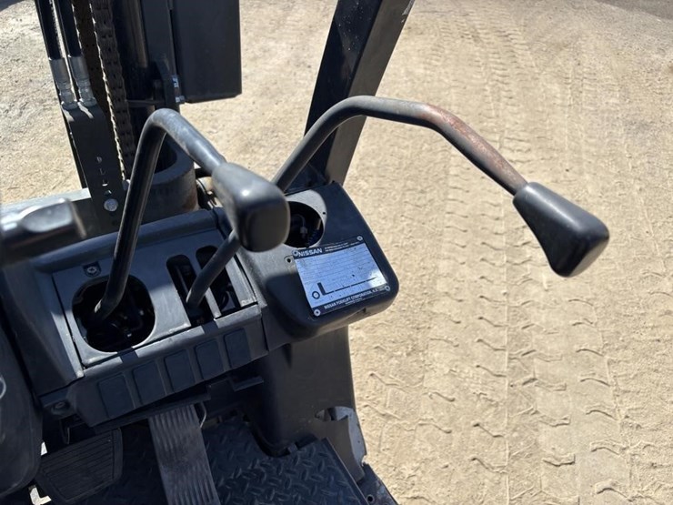 2011-nissan-mcp1f2a25lv-image-24