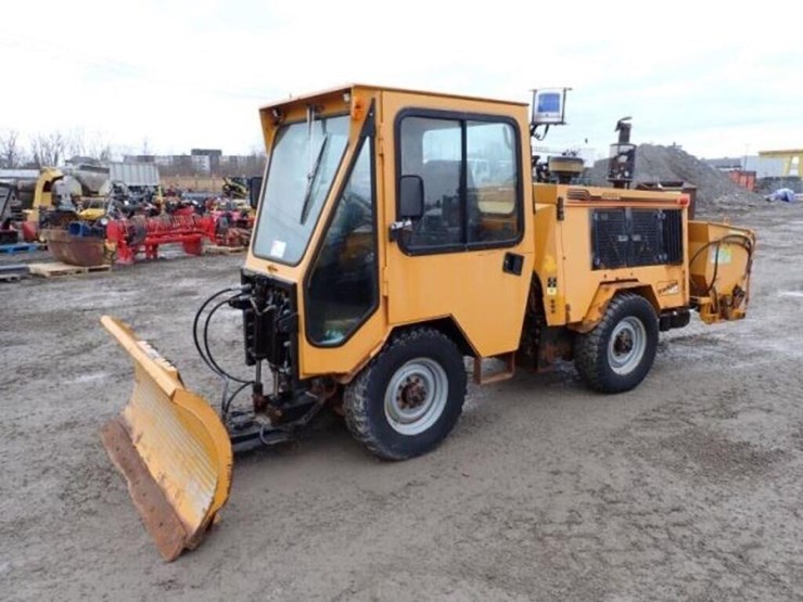 2004-trackless-rmt5t-series-v-4x4-sidewalk-tractor-image-1