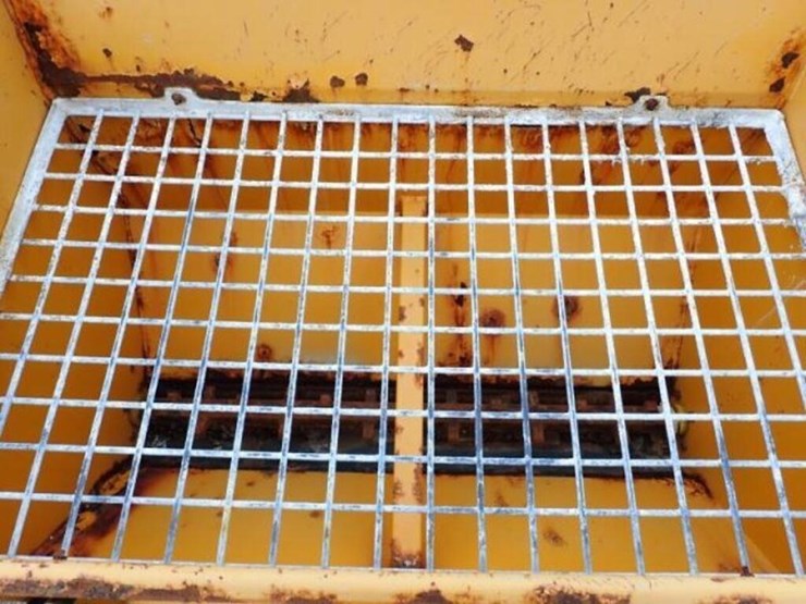 2004-trackless-rmt5t-series-v-4x4-sidewalk-tractor-image-43