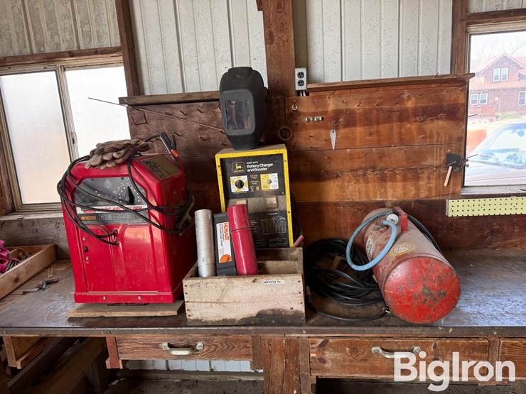 welder/charger-&-accessories-image-2