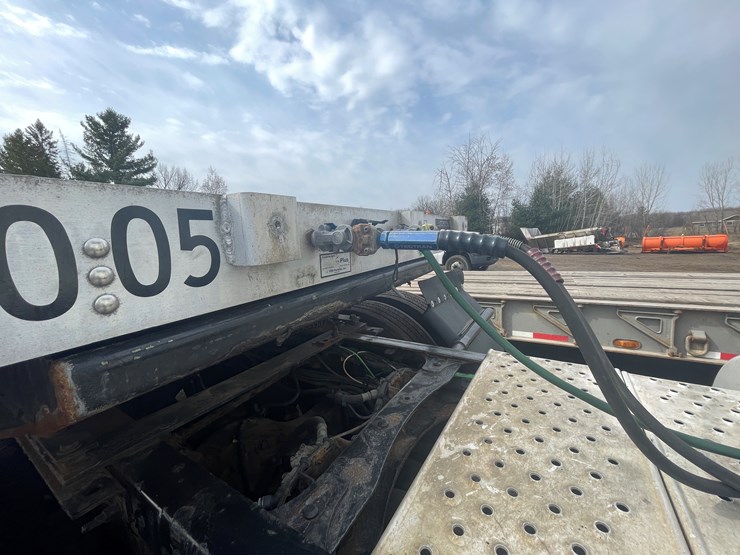 #232-•-2016-freightliner-truck-tractor-(has-wi-title)-(mora,-mn)-image-8