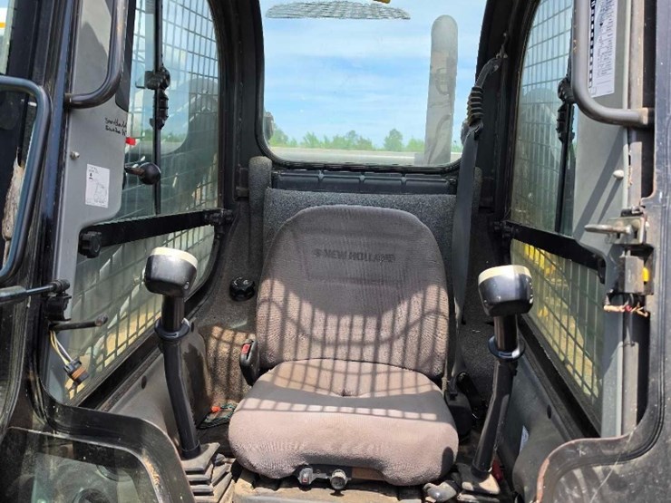 2012-new-holland-225-image-9