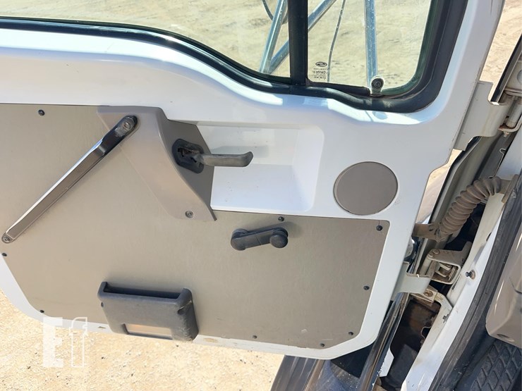 2005-sterling-lt9500-image-52