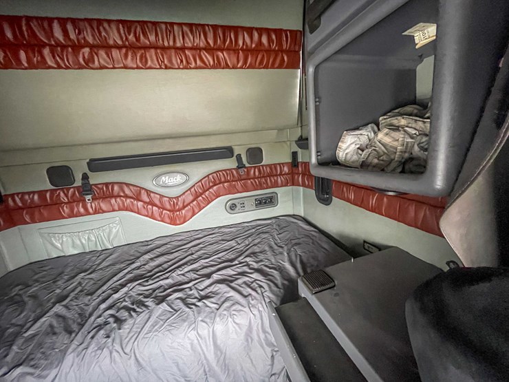 #236-•-2011-mack-semi-tractor-(title-in-delay)-(denmark,-wi)-image-40