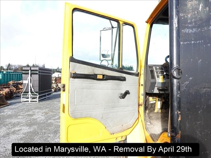 1995-freightliner-fl60-image-7