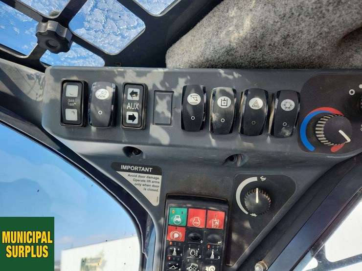 2015-deere-326e-image-16