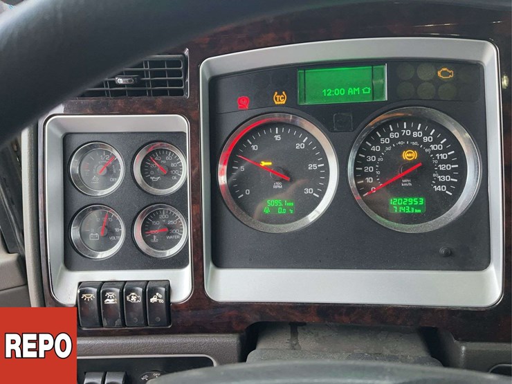 2019-kenworth-w900-image-15