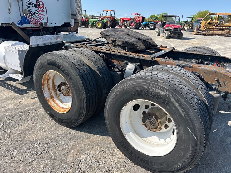 2003-freightliner-columbia-120-image-9