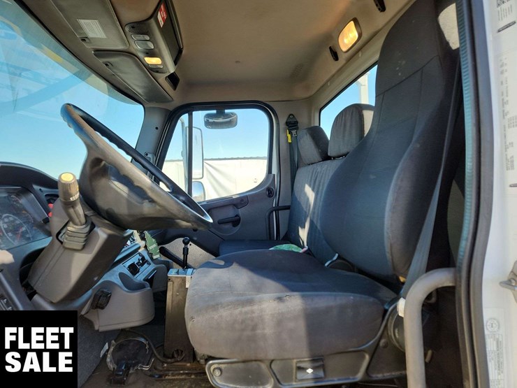 2020-freightliner-m2-106-image-17