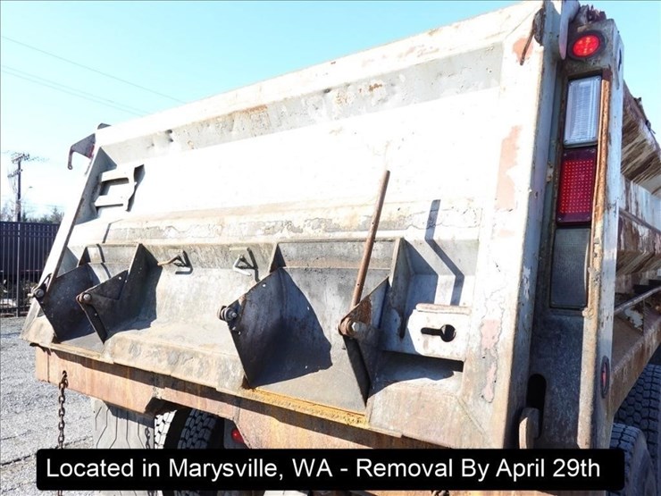 2000-freightliner-fld120-image-36