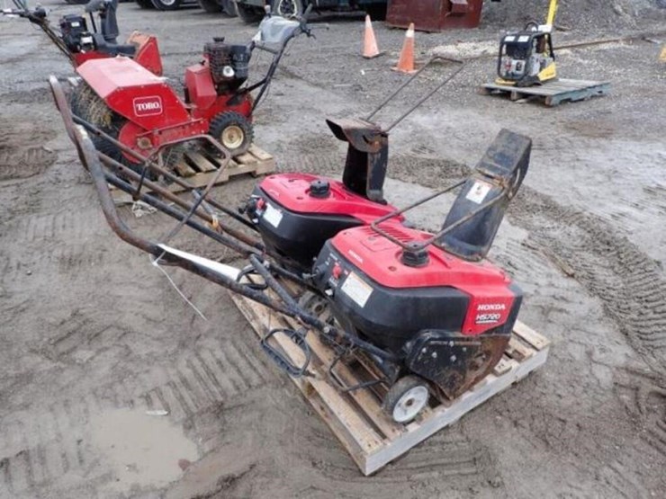 qty-of-(2)-honda-hs720-20-in.-snowblowers-image-4