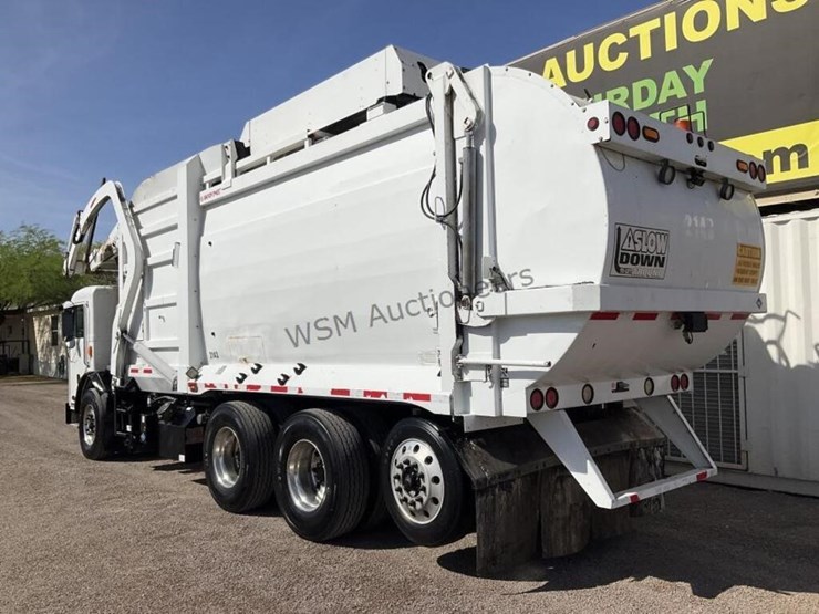 2014-peterbilt-320-image-7