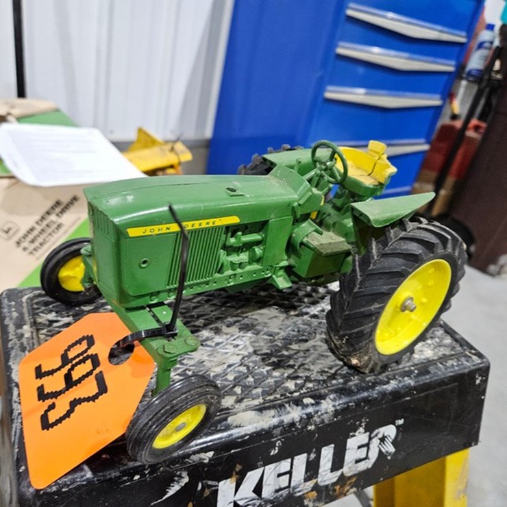 #993 • John Deere 1/16 Die Cast Toy Tractor