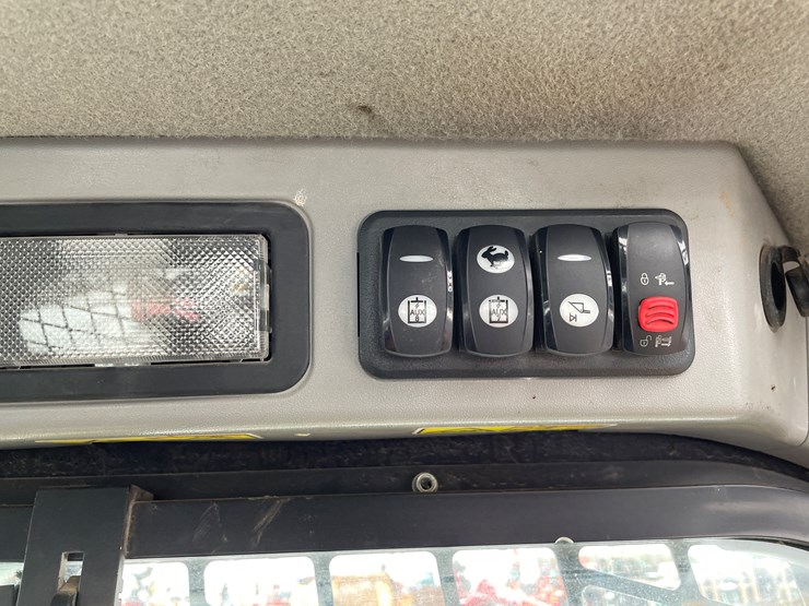 2015-caterpillar-279d-image-42