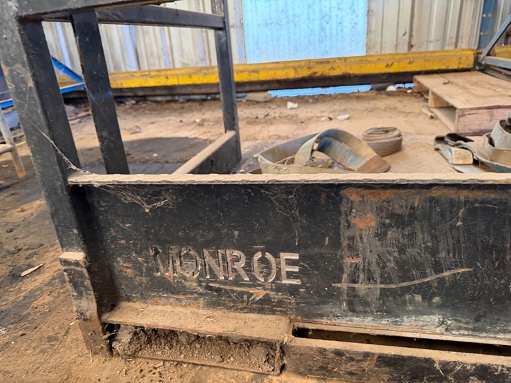 #43832-•-monroe-saf-t-palet-personel-basket---located-in-front-portion-of-main-shop-image-8