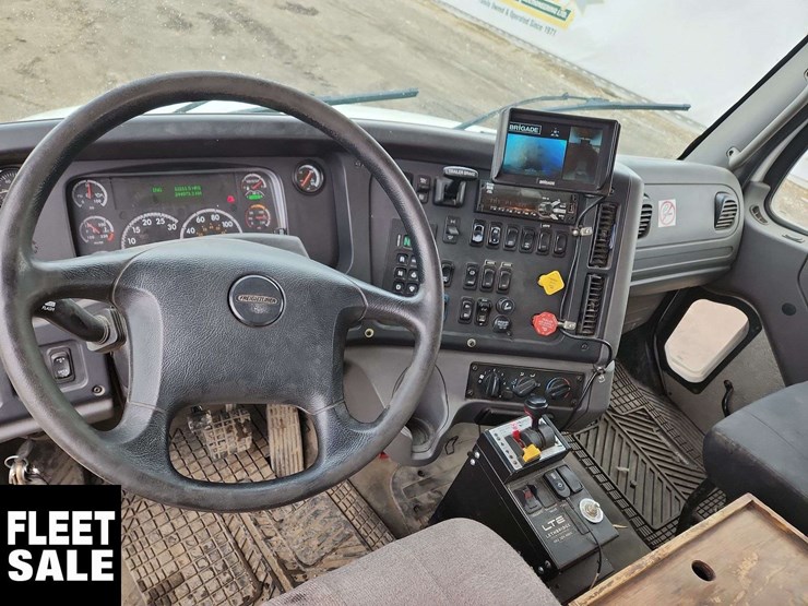 2018-freightliner-m2-106-image-15