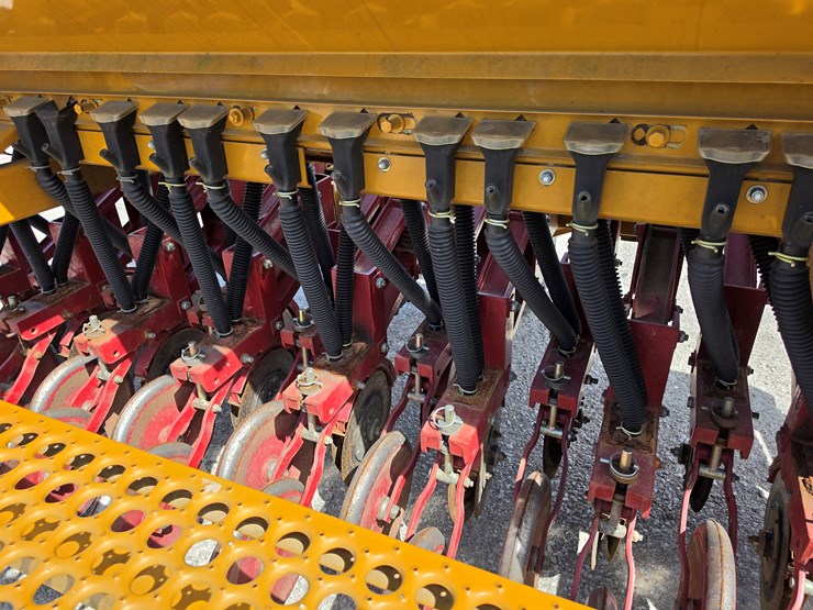 2016-haybuster-107c-image-9