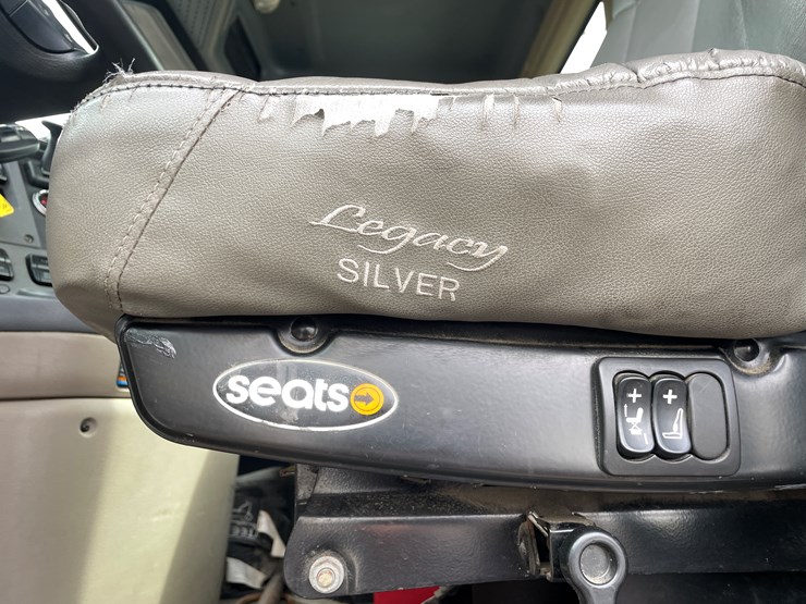 #232-•-2016-freightliner-truck-tractor-(has-wi-title)-(mora,-mn)-image-26