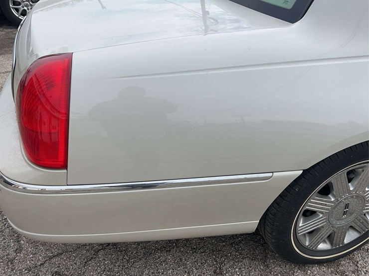 2005-lincoln-town-car-image-34