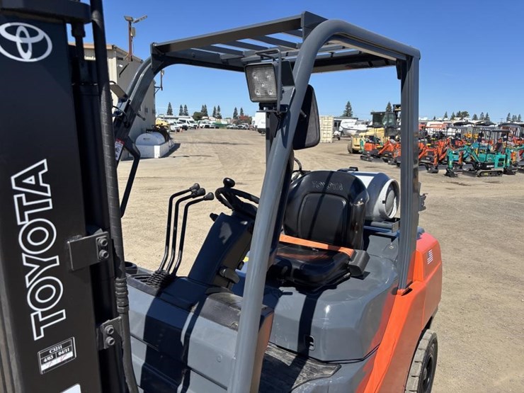 2017-toyota-8fgu30-image-16