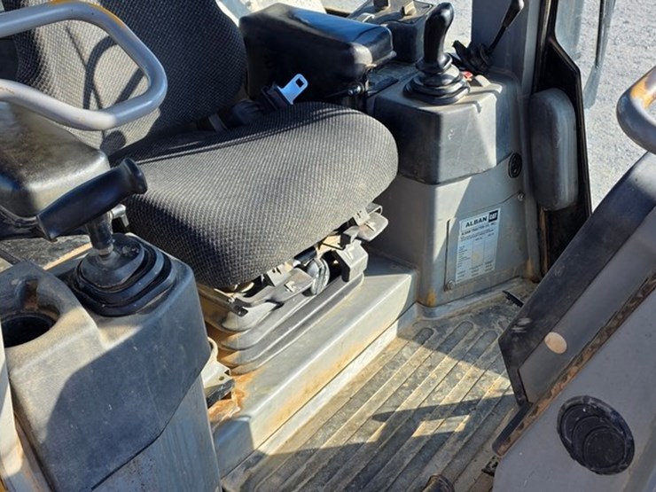 2005-caterpillar-d4g-xl-image-61