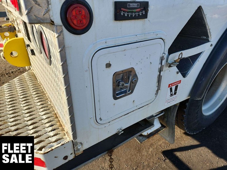 2020-freightliner-m2-106-image-40