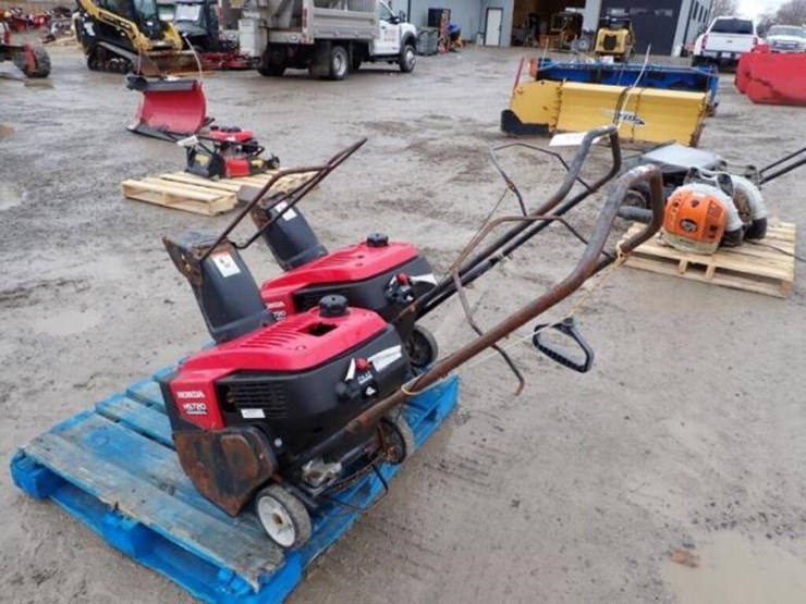 qty-of-(2)-honda-hs720-20-in.-snowblowers-image-4