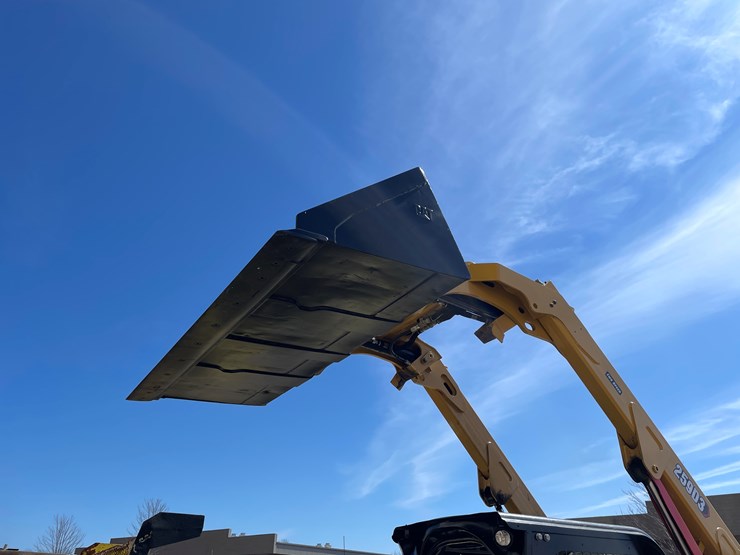 2019-caterpillar-259d3-image-42