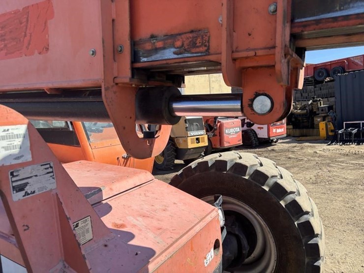 2014-jlg-8042-image-16