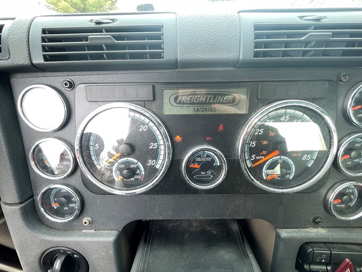 #232-•-2016-freightliner-truck-tractor-(has-wi-title)-(mora,-mn)-image-35