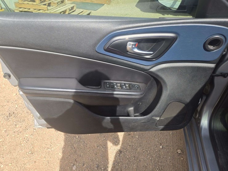 2015-chrysler-200-s-sedan-4d-image-14