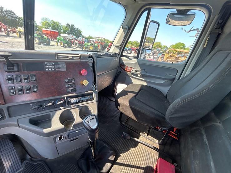 2007-freightliner-columbia-120-image-17