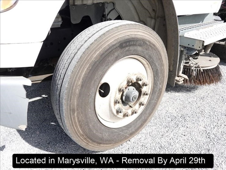 2020-freightliner-m2-106-image-32