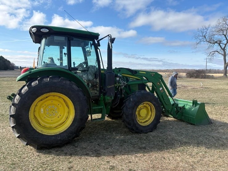 2022-john-deere-5100m-image-4