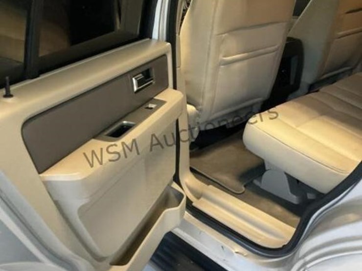 2011-ford-expedition-image-25