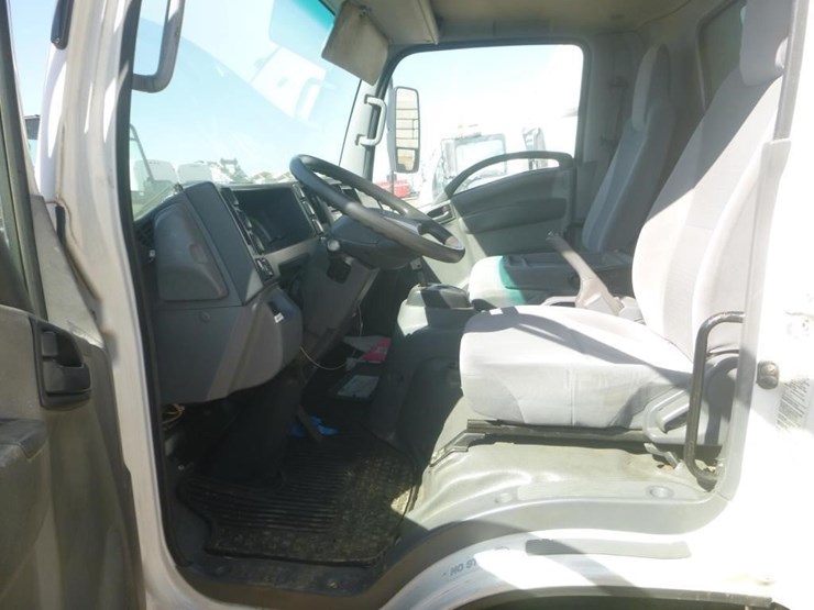 2016-isuzu-nqr-image-11