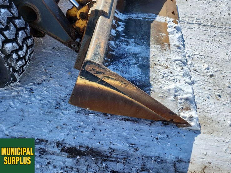 2015-deere-326e-image-27