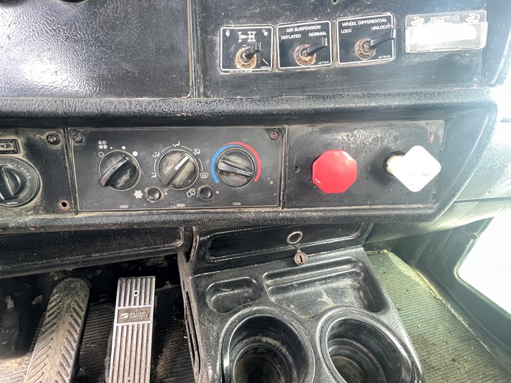 #240-•-2005-kenworth-truck-tractor-(has-mn-title)-(mora,-mn)-image-38