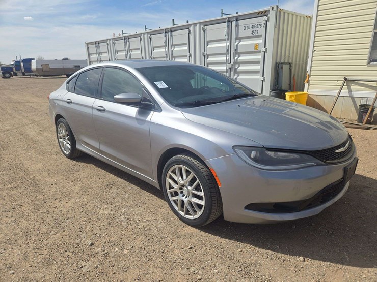 2015-chrysler-200-s-sedan-4d-image-2