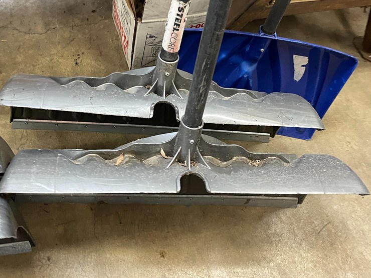 #2568-•-plastic-snow-shovels-(columbia-heights,-mn)-image-3