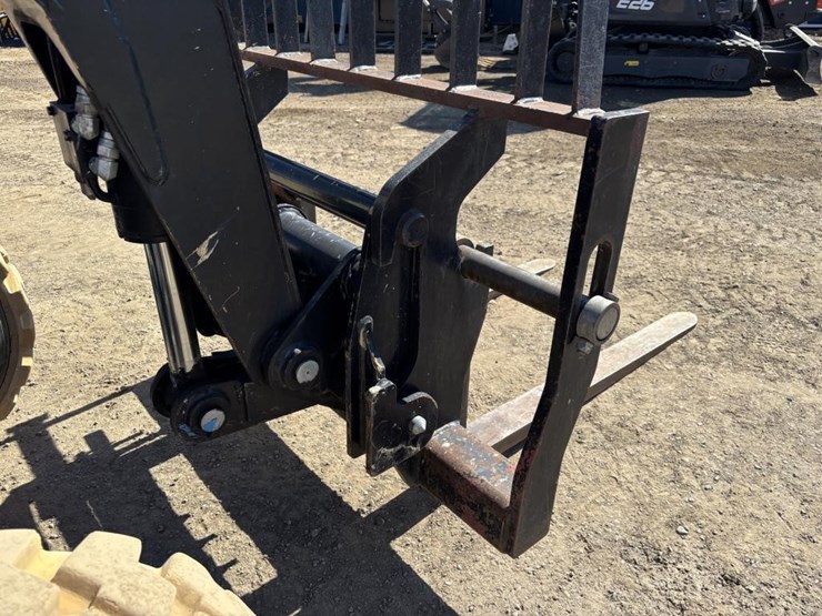 2017-jlg-g5-18a-image-12