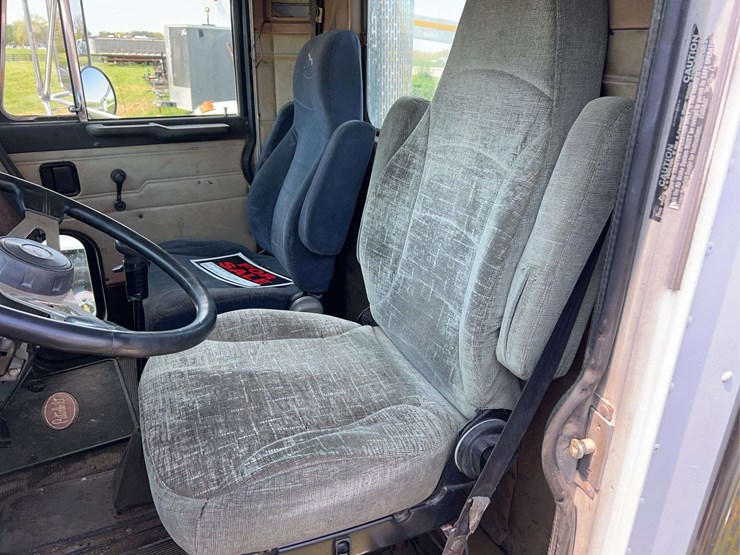 1989-peterbilt-375-image-11