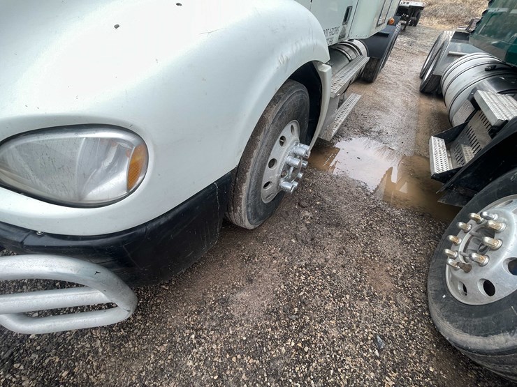 #238-•-2007-freightliner-semi-tractor-(title-in-delay)-(denmark,-wi)-image-10